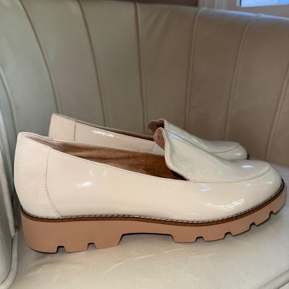 Vionic Elegant Cream Loafers